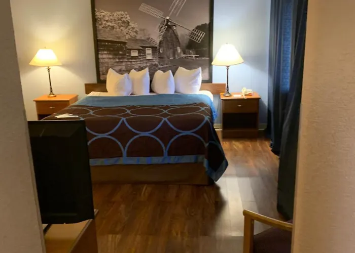 Kingston hotels near Hudson River Maritime Museum