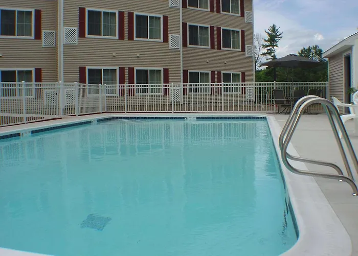 Round Lake Hotels