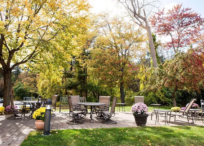 Oakdale Hotels