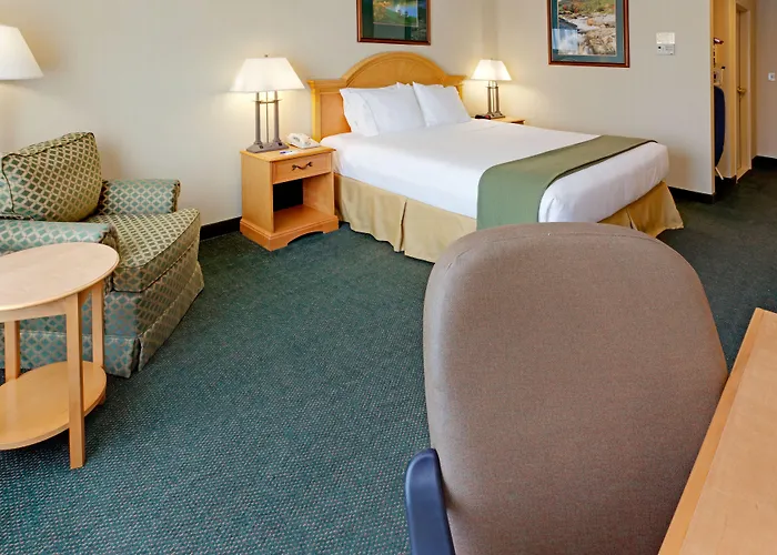 Henderson Harbor Hotels