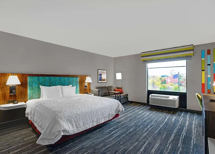 Utica hotels near Utica Zoo