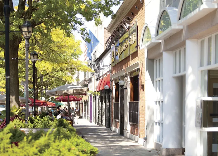 White Plains hotels near Hartsdale Pet Cemetery