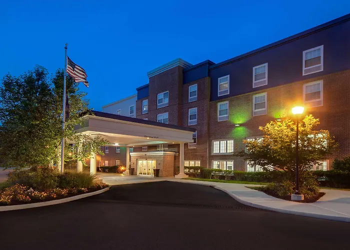 Yonkers hotels near Hudson River Museum