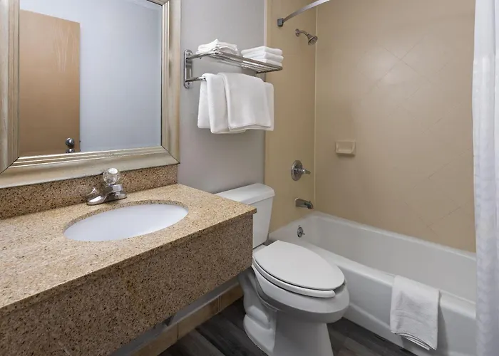 Super 8 By Wyndham Latham - Albany Airport Hotel