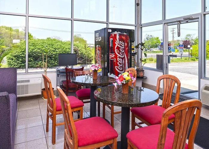 Smithtown Hotels